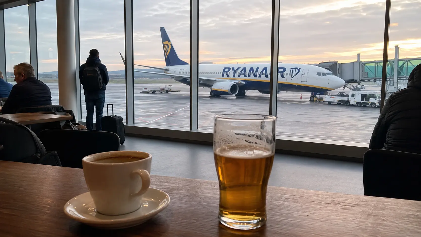 Ryanair chce ograniczeń alkoholu przed porannymi lotami. Chodzi o awantury na pokładzie