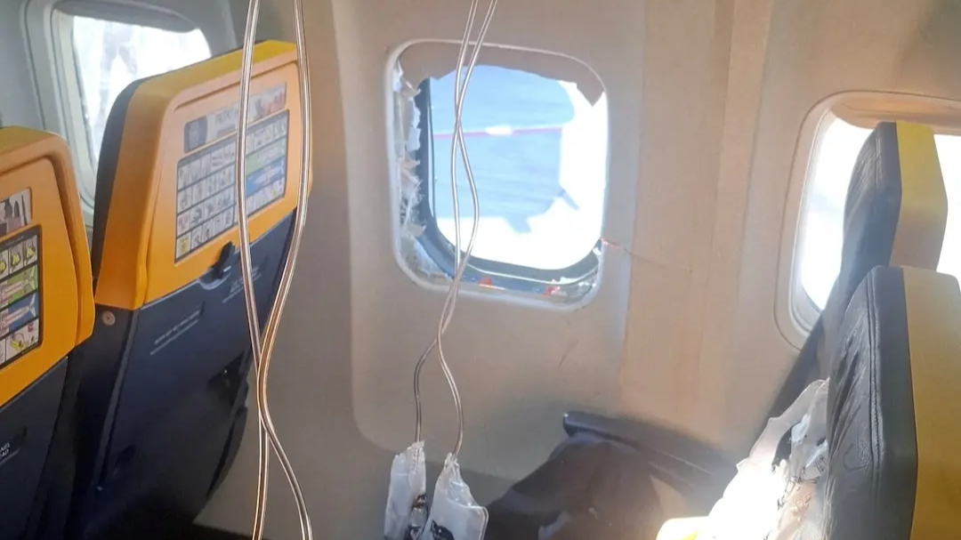 Samolot Ryanaira zawrócił po uszkodzeniu okna. Pasażer trafił do szpitala
